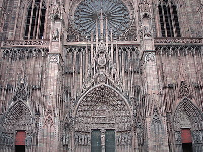 Het onderste gedeelte van de westfaçade van de Notre-Dame