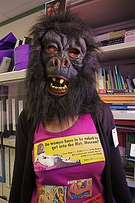 Een Guerrilla Girl met een gorillamasker