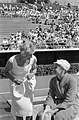 Cocky Gastelaars in gesprek met Fanny Blankers-Koen op de Olympische Spelen te Rome (1960)