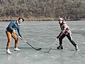Giocatori di hockey su ghiaccio sulla superficie di un lago ghiacciato (Lago di Ghirla - Valganna)