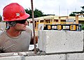 Utilisation du niveau sur un chantier BTP en Lousiane Etats-Unis, 2013