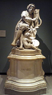Mramorová, bílá socha sedícího muže, Händela, v ruce držící hudební nástroj, na velkém podstavci