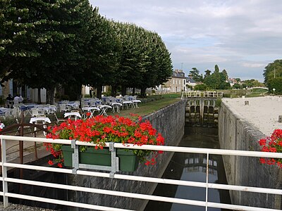 L'écluse de la Patache à l'extrémité du canal débouche sur la Loire