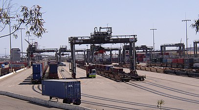 Intermodal freight transport ship-to-rail transfer of containerized cargos at the Port of Long Beach