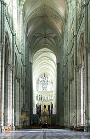 Intérieur de la cathédrale vu depuis l'entrée.