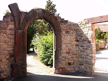 Руины средневековых ворот