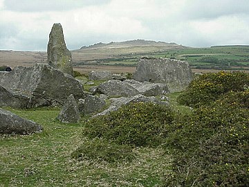 Prif grib Mynydd Preseli. Mae'r garreg fawr ar y chwith yn gofeb i'r bardd Waldo Williams.