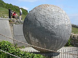 De grote stenen globe in Durlston Country Park.