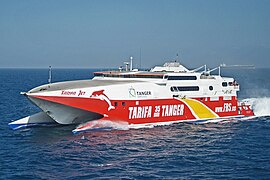 De catamaran-veerboot Tarifa Jet vaart met hoge snelheid over de Straat van Gibraltar tussen Tarifa (Spanje) en Tanger (Marokko)