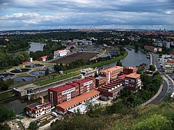 Výzkumný ústav vodohospodářský T. G. Masaryka (v popředí), za nímž se na Císařském ostrově nachází Ústřední čistírna odpadních vod