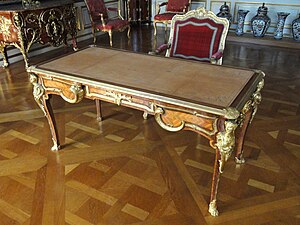 Pisalna miza s špagnoleti Charlesa Cressenta (1730–35)