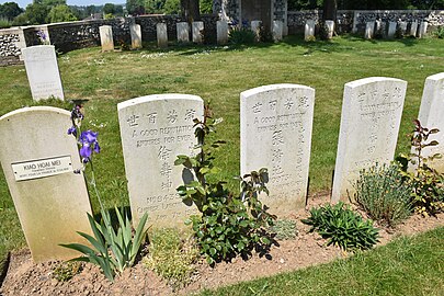 Tombes de travailleurs chinois décédés début 1919, probablement de la grippe espagnole, dans le Ayette Indian And Chinese Cemetery.