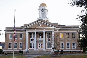 Candler County Courthouse (2015). Das Courthouse wurde 1921 im Stile des Neoklassizismus errichtet. Im September 1980 erfolgte der Eintrag in das NRHP.[1]