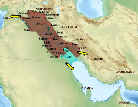 Carte mettant en évidence une zone oblongue, de plus de 1 000 km de long et près de 400 km de large, englobant une grande partie des vallées du Tigre et de l'Euphrate depuis le nord et l'est de l'actuelle Syrie jusqu'au sud-est de l'actuel Irak. De cette zone partent des flèches vers la côte méditerranéenne au nord-ouest, vers le golfe Persique au sud, et vers le sud-est.