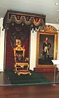 Aleksanteri I:n Porvoossa käyttämä valtaistuin kuuluu Suomen kansallismuseon kokoelmiin. Istuimen teetti vuonna 1797 keisari Paavali I. Valtaistuin on valmistettu lehmuksesta.[38]