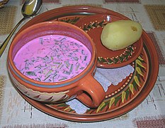 Ružičasta boja tradicionalnog litvanskog hladnog boršča. Često se jede s kuhanim krumpirom, vrhnjem i začinima.