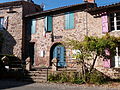 photo couleur de maisons à encadrement des ouvertures en pierre de taille rose-violacé.