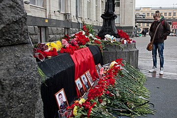 Hommage aux victimes devant la gare.