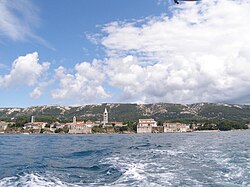 La cittadina di Arbe vista dal mare
