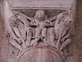 Capitel figurativo na basílica de Saint-Sernin de Tolosa.