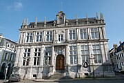 L'hôtel de ville fu ricostruito nel 1871. Si trovano sulla facciata le armi di Filippo IV di Spagna.