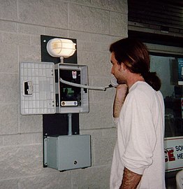 Mies soittamassa videopuhelua Yhdysvaltain Clevelandissa 1990-luvun lopulla.