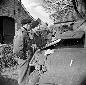 Роберт Монсел[англ.] и Кристофер Воукс 10 апреля 1945 года.