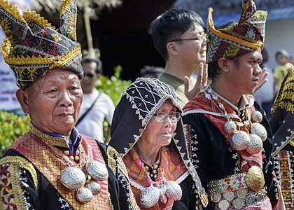 Dusuns en costume traditionnel