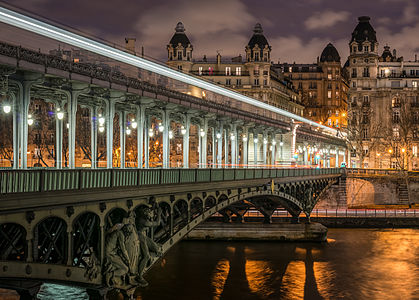 El Puente de Bir-Hakeim de Jean-Camille Formigé (1905).