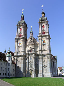 Klosterkyrkans ostfasad med det karaktäristiska dubbeltornet.