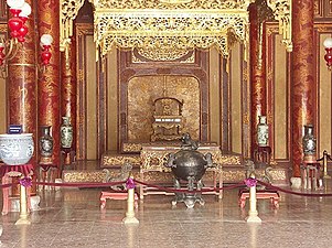Ngai vàng trong điện Thái Hòa