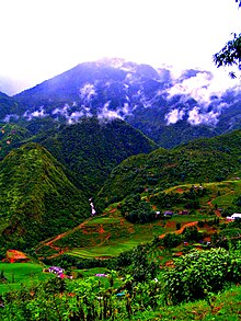 Fotografi bukit pegunungan Sa Pa dengan aktivitas pertanian ditunjukkan di latar depan