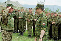 Командующий ВДВ Колмаков принимает доклад перед строем, 2004 год.
