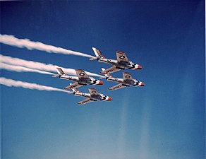 F-84 Thunderjet i formationsflygning, bild tagen 1955 eller 1956.