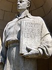 Socrealistyczna rzeźba na fasadzie PKiN. Oprócz Marx, Engels, Lenin widać ślad po Stalin. Słowo to usunięto z trzech miejsc budynku podczas odwilży gomułkowskiej