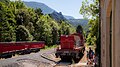 En gare de Lapradelle, au loin le château de Puilaurens