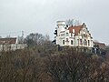 Begerburg: Ehemalige Restauration, Ensemble aus burgartigem Haupthaus, Nebengebäude, befestigter Terrasse, kleinem Plateau und Einfriedungsmauern