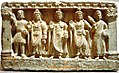 Буддийское искусство около 300 г. н. э., изображающее (слева направо) кушанские рельефы буддиста, Майтрея, Будду, Авалокитешвару и буддийского кушанского монаха.