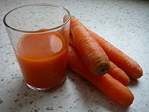 Nước ép cà rốt với củ cà rốt