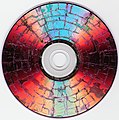 Фрактальні тріщини з'являються на DVD диску після обробки мікрохвильовим випроміненням.