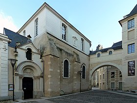 Photographie du temple à gauche, surmonté de l'ancienne salle d'étude, et de la galerie à droite.