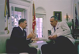 James Webb avec le président Johnson (juillet 1967).