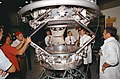 Americkí a sovietski inžinieri skúmajú spojovací mechanizmus pre let Apollo-Sojuz po skúške v Johnsonovom vesmírnom stredisku v Houstone