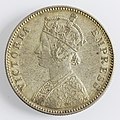 Rupia india (desde 1862). Anverso: Busto coronado de la reina Victoria rodeado de nombre. Moneda hecha de 91,7% de plata/Indian rupee (since 1862). Obverse: Crowned bust of Queen Victoria surrounded by name. Coin made of 91.7% silver/Rupee Indjana (mill-1862). Faċċata: Bust inkurunat tar-Reġina Vittorja mdawwar bl-isem. Munita magħmula minn 91.7% fidda