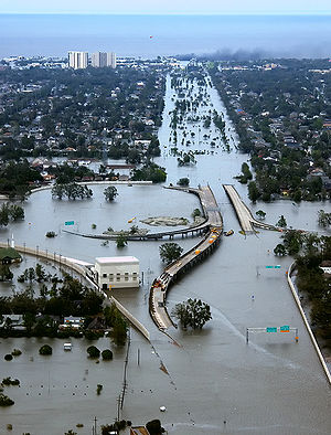 הוריקן קתרינה הוא סופת הוריקן אשר חצתה את פלורידה ופגעה בחופי ארצות הברית בקרבת העיר ניו אורלינס שבלואיזיאנה ב־29 באוגוסט 2005. בתמונה נראה אחד הרחובות הראשיים בניו אורלינס לאחר הסופה.