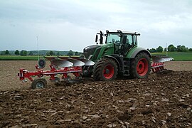 Ensemble de labour : brabant trois corps porté poussé à l'avant du tracteur, brabant cinq corps porté tiré à l'arrière, charrues Kongskilde, 2016.