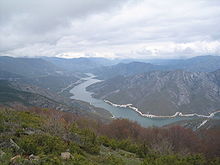 Photographie du lac de barrage de Kozyak