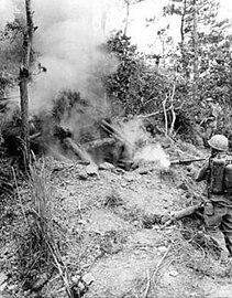 Nettoyage d'un retranchement au lance-flammes pendant la bataille d'Okinawa.