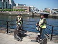 Segways ved statuimperialistiske en The Linesman ved floden Liffey i Dublin