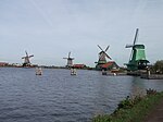 De Zaan met molens van de Zaanse Schans langs de oever.